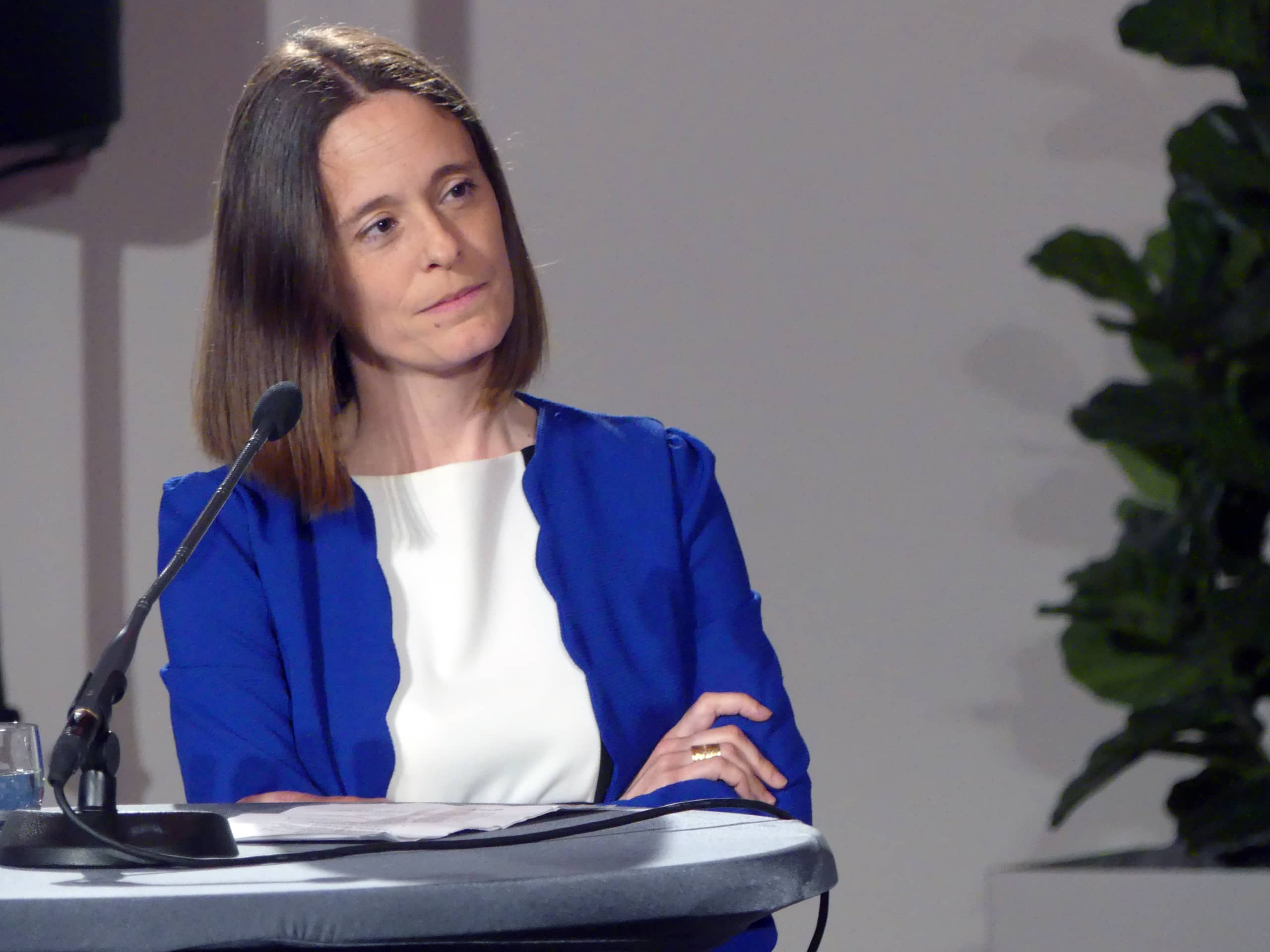 foto van Caelesta Braun tijdens de lancering van de essaybundel