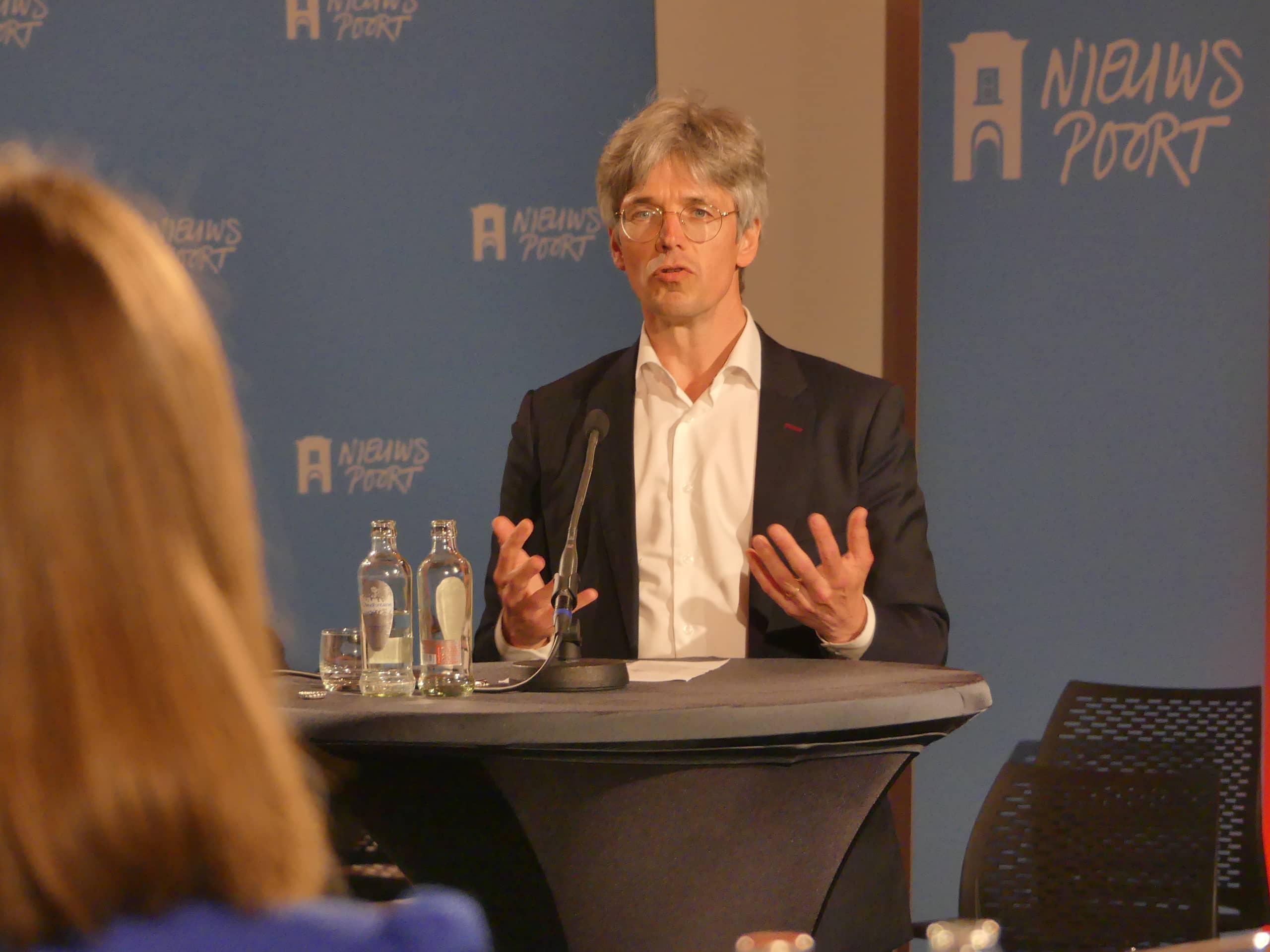 foto van Theodor Kockelkoren tijdens de lancering van de essaybundel