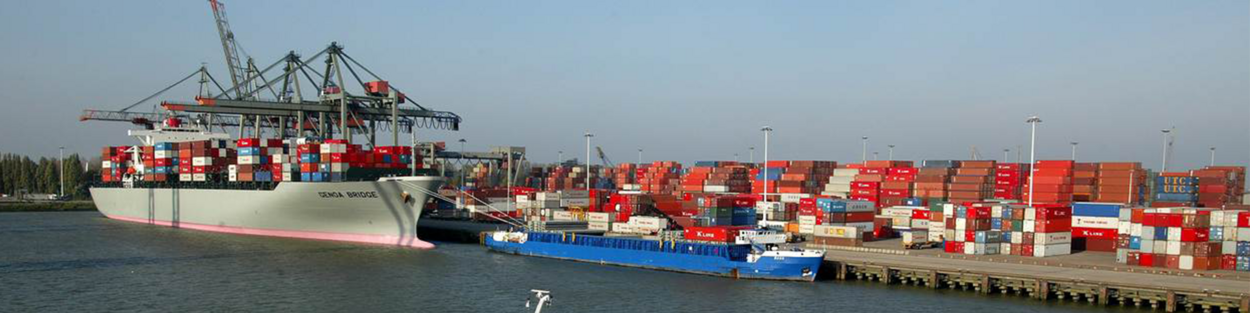 foto van een aangemeerd schip aan een kade - ter illustratie van de Inspectie Leefomgeving en Transport