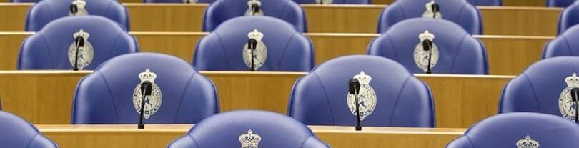 Beeld van de stoelen in de Tweede Kamer