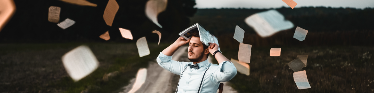 man waar boeken op regenen