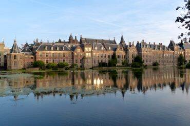 Foto van de Hofvijver en het Binnenhof