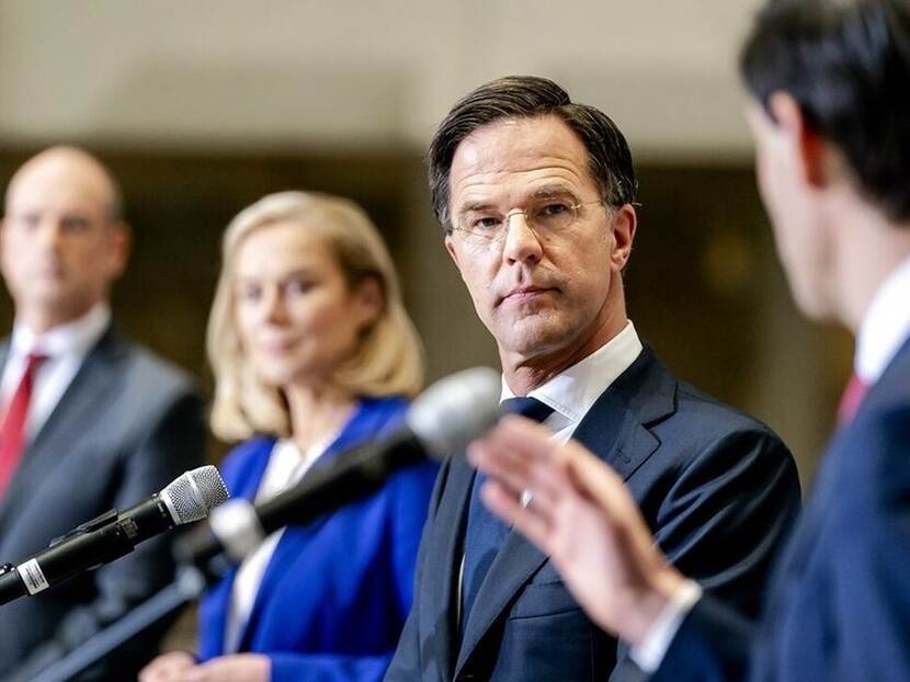 foto van de fractievoorzitters Segers, Kaag, Rutte en Hoekstra tijdens de presentatie van het coalitieakkoord