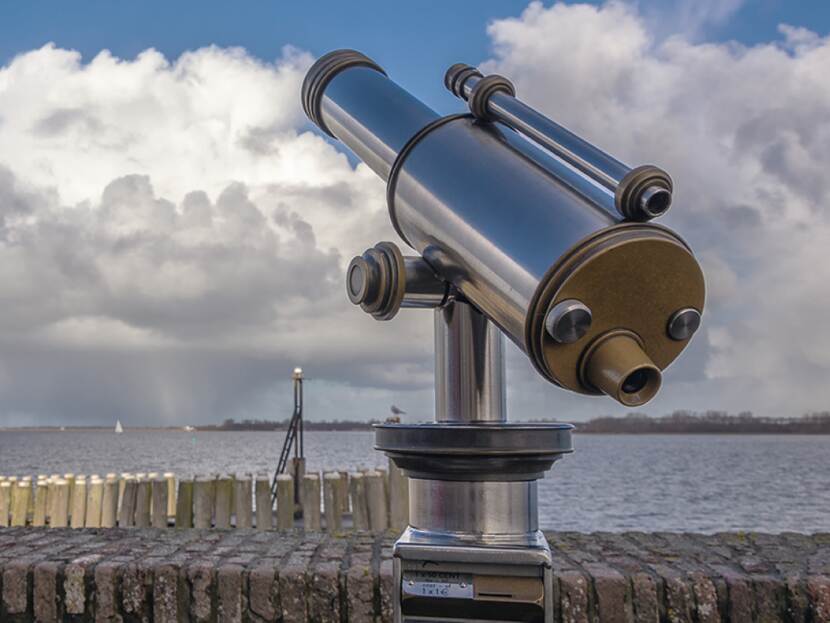 foto van een verrekijker aan het water