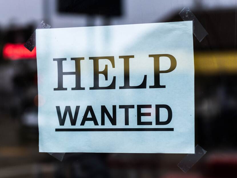 foto van een bordje met 'Help wanted'