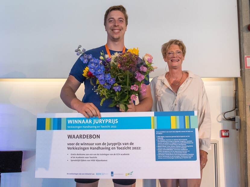 foto van de winnaar van de juryprijs van de Verkiezingen Handhaving en Toezicht