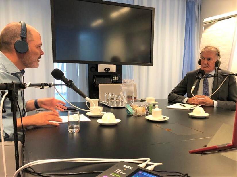 foto van Ruben Maes en Jan van den Bos in de podcast studio