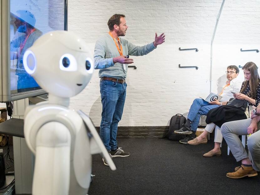 foto van robot tijden de sessie AI en toezicht: (g)een verloren strijd?