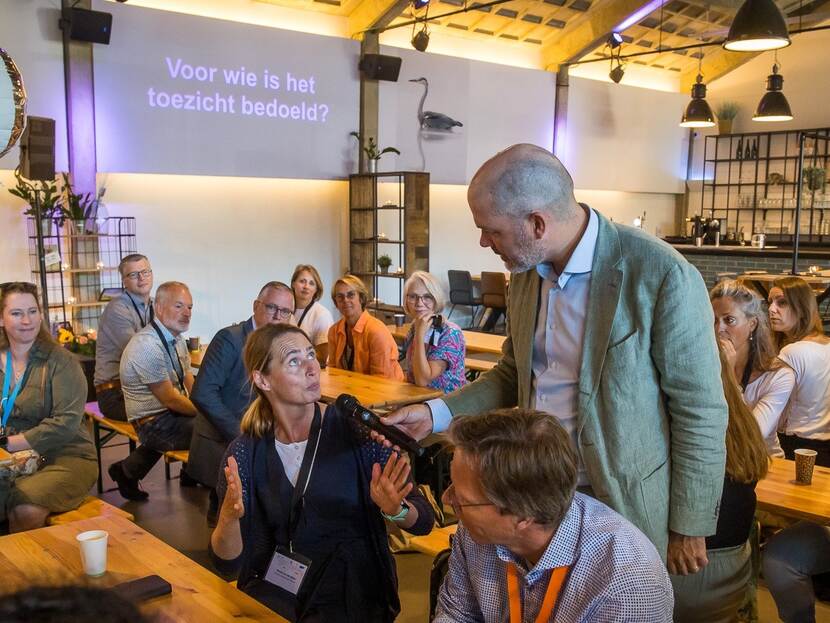 foto van de plenaire sessie onder leiding van Ruben Maes