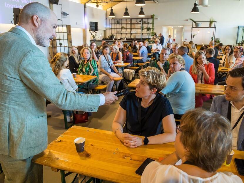 foto van de plenaire sessie onder leiding van Ruben Maes