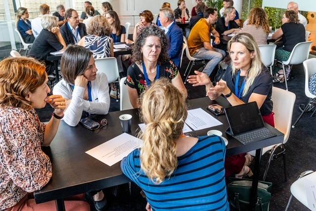 Deelnemers workshop rond een tafel