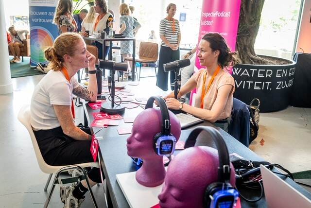 Twee vrouwen in gesprek tijdens podcast van Arbeidsinspectie