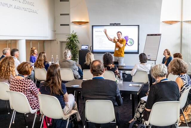 Deelnemers workshop rond een tafel