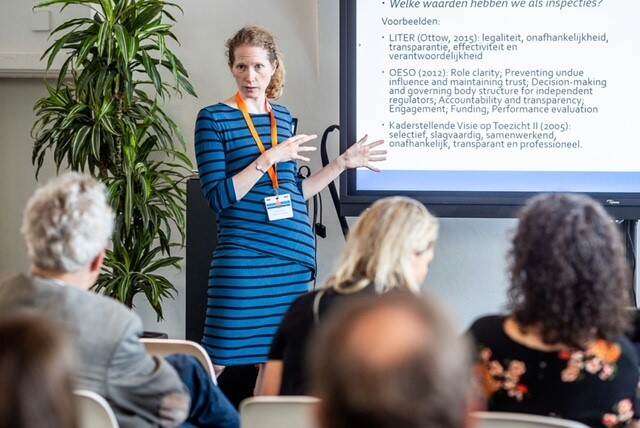 Vrouw geeft uitleg tijdens deelsessie voor de zaal