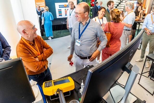 Twee mannen in gesprek op Inspiratieplein