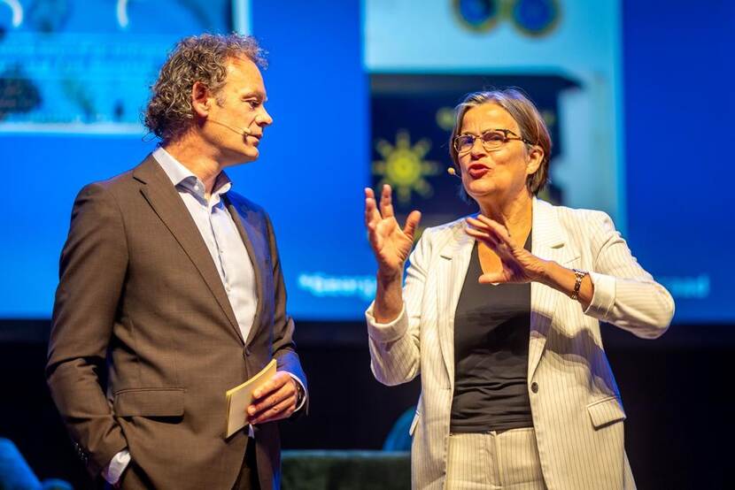 Annemiek van Bolhuis in gesprek met Mark Bressers op podium