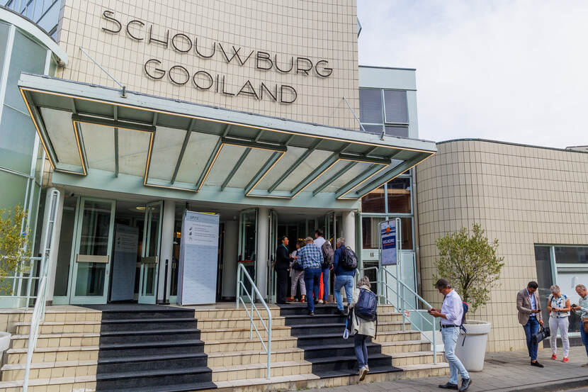 Entree van schouwburg Gooiland in Hilversum