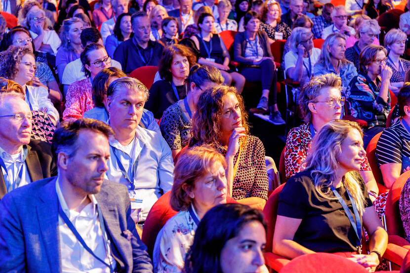 Aandachtig luisterend publiek in stoelen van schouwburg