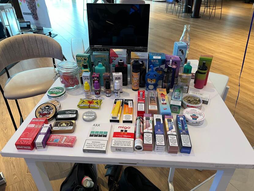 Tafel met een uitstalling van vapes