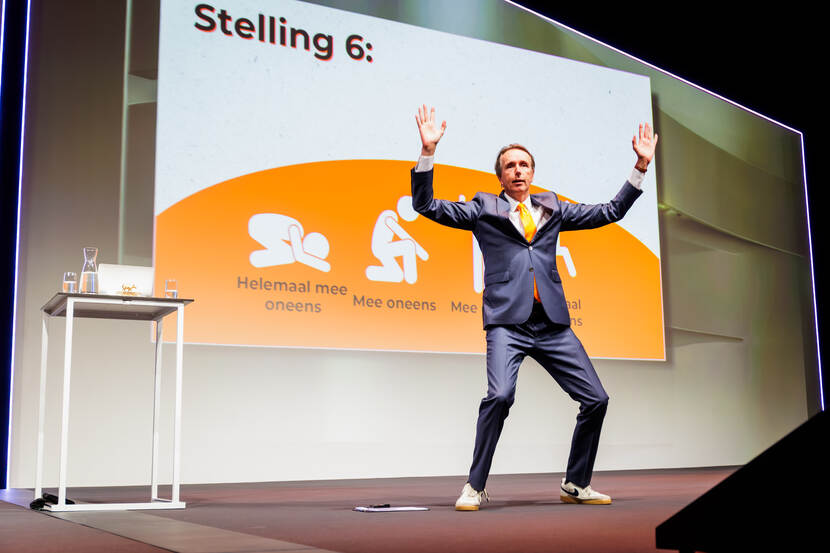Man in komische pose op een podium